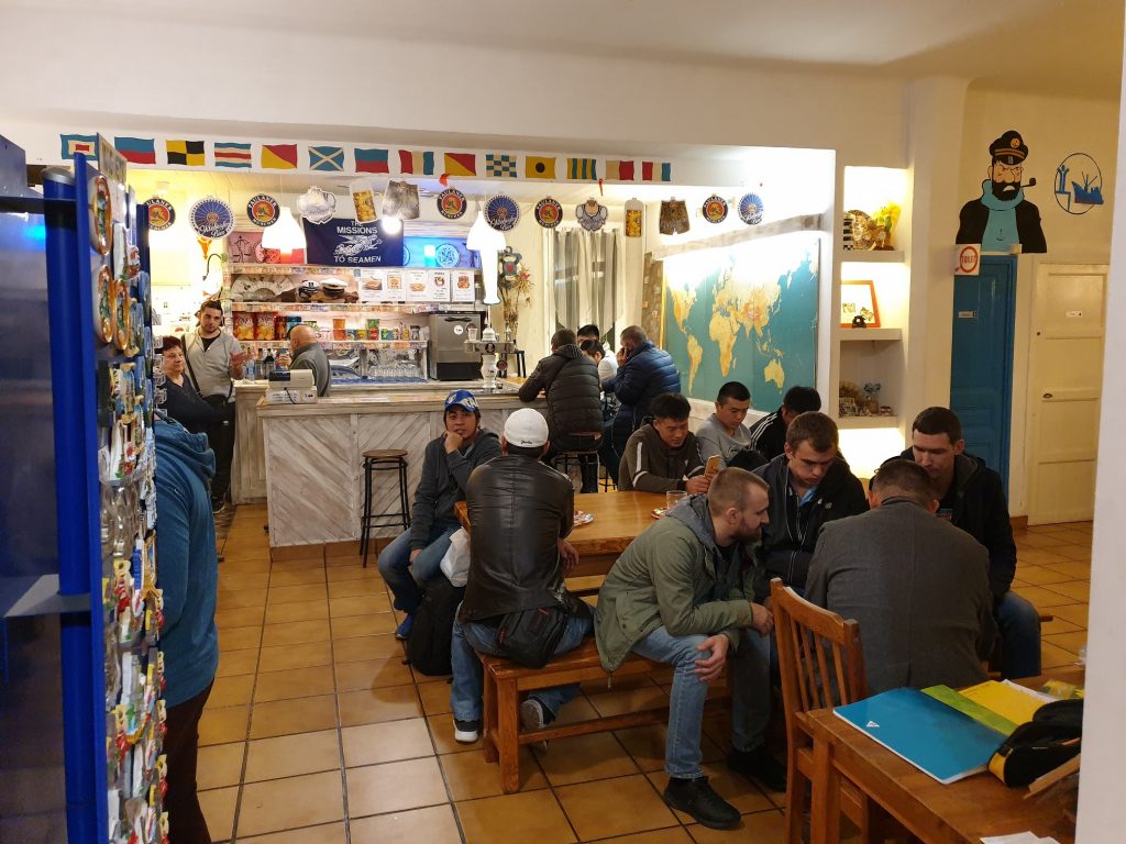 Photo de l'ambiance du foyer quand les marins discutent