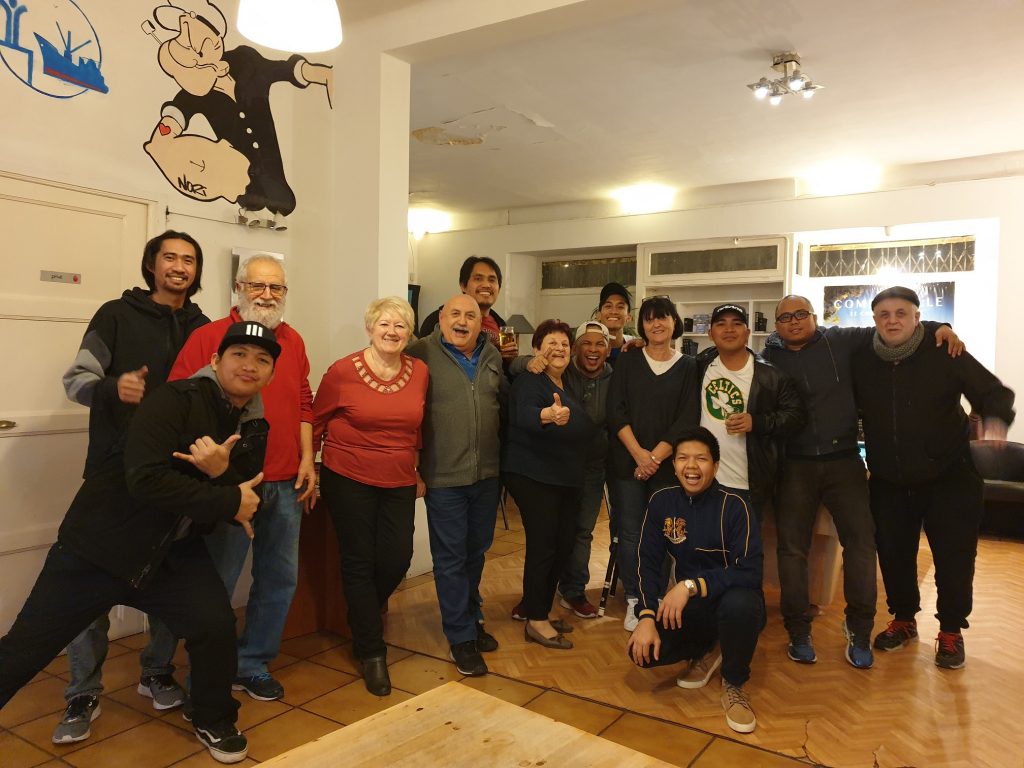 Antes de volver al barco, los marineros y los voluntarios toman fotos
