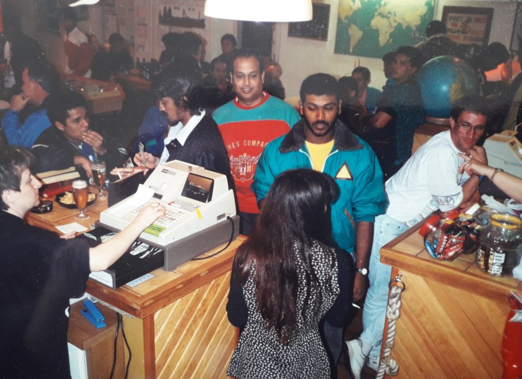 Marineros comprando souvenirs y bebidas